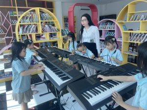 Khám phá phòng học tại My Viet School.
