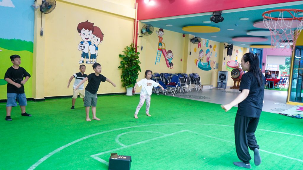 Diễn đàn rao vặt tổng hợp: Lớp học aerobic tại Mỹ Việt School: nâng cao sức khỏe Lop-hoc-aerobic-tai-my-viet-school-3-1024x575